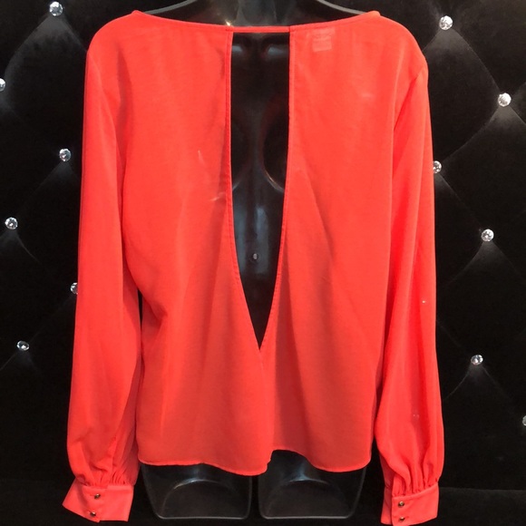 BEBE Blousan Slit Sleeve Shirt with Open Back Detail. - Picture 5 of 9